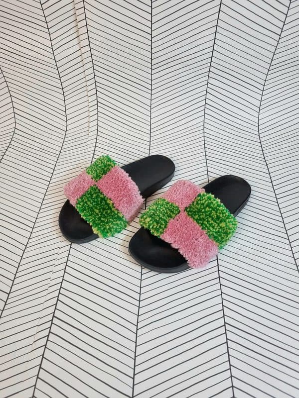 Kleurrijke getufte slippers